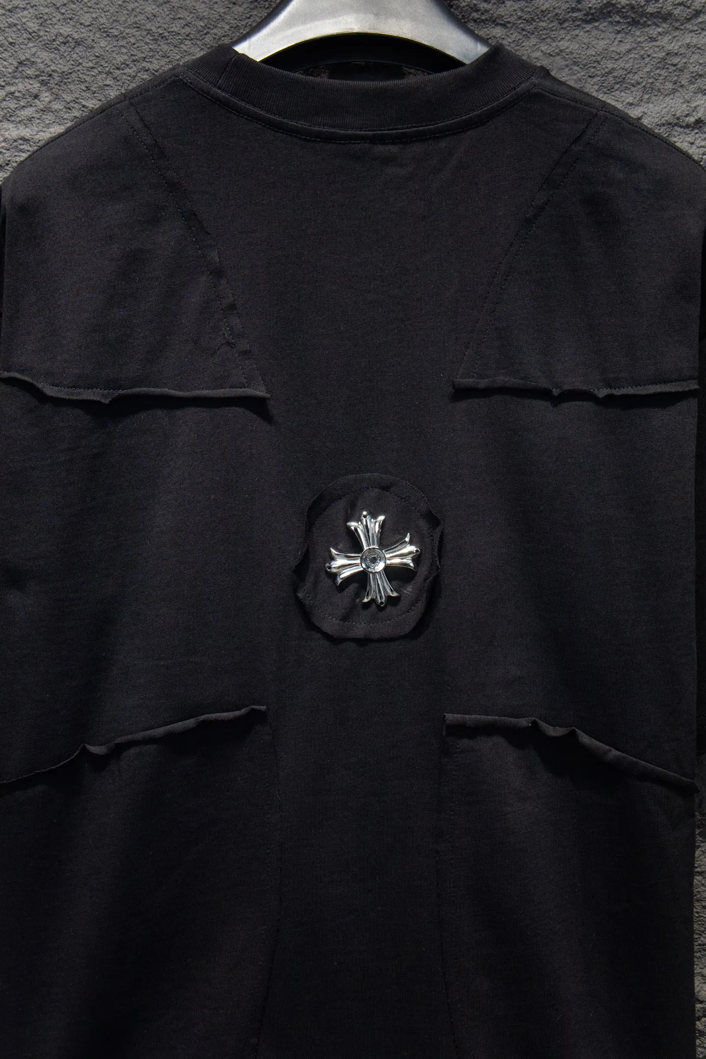 P170 Chrome hearts 25FW This year's popular Chrome heart style is too 🉑️. The imported leather label on the front chest is made of ZP material. 1:1 restoration makes it easy to touch. It has great resistance and is different from the market's very smooth feel. The letters are machine embroidered with leather material after adjusting according to the original details. The thickness is moderate. The hardware is imported. The back panel is spliced and patched. It is time-consuming and laborious and greatly increases the difficulty of clothing. The back panel is specially imported machine embroidery. The hardware is added with handcrafts and the cost is extremely high. Made of 32-count double yarn and 260-gram weight fabric, it is super comfortable. It is very comfortable and soft to wear in spring and summer. You will not feel stuffy. It is very comfortable to wear and absorbs sweat, so it is more suitable to wear. It can be used as a base in spring and can be worn casually on the street. The color is eye-catching 👍 The simple version is full of fashion and very comfortable to wear. It is well-designed and refuses to be monotonous and vulgar. It does not make ordinary styles. Modern elements and design sense come to the face, giving the piece of clothing a unique fashion color~ Color: White Black Size Chart: S M L XL
